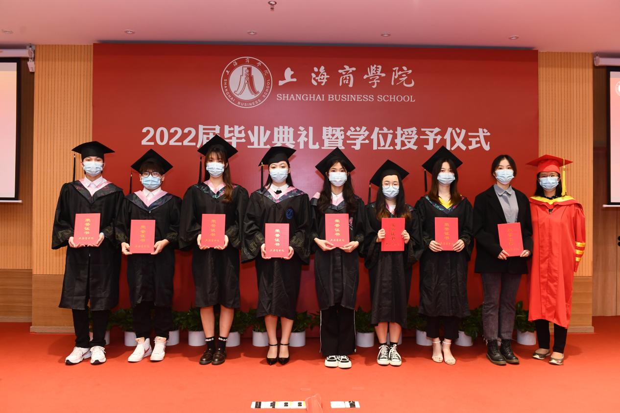 党委副书记、纪委书记张洁为2022年度上海市优秀毕业生代表颁发荣誉证书 党委副书记、纪委书记张洁为2022年度上海市优秀毕业生代表颁发荣誉证书