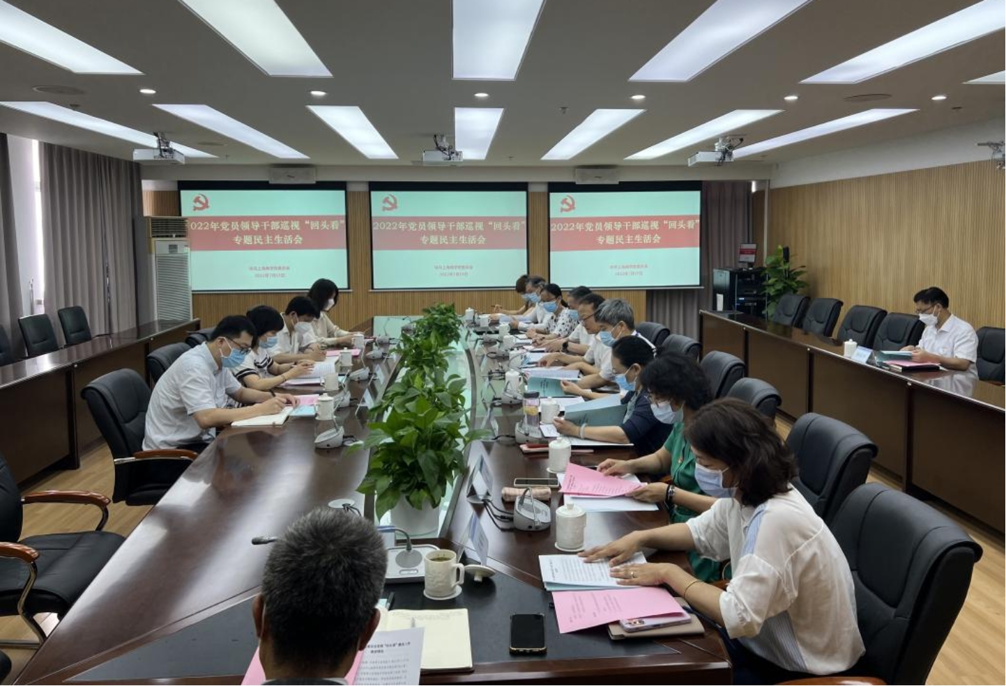 图为专题民主生活会现场 图为专题民主生活会现场