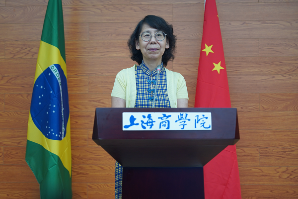 图为贺瑛副校长发言 图为贺瑛副校长发言