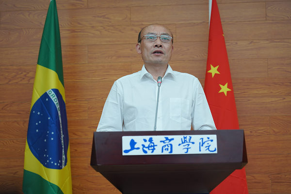 图为专家代表发言 图为专家代表发言