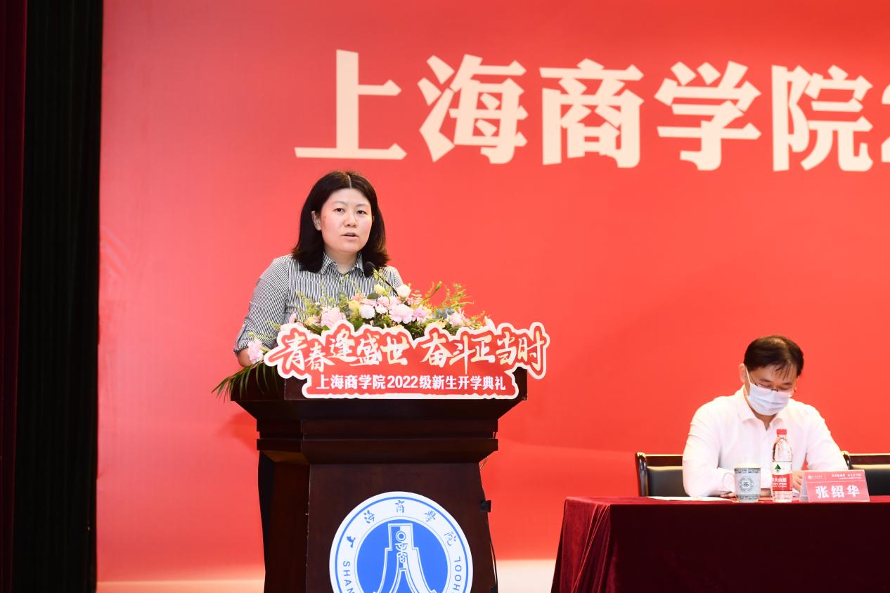 商务经济学院王晨老师作为教师代表发言 商务经济学院王晨老师作为教师代表发言