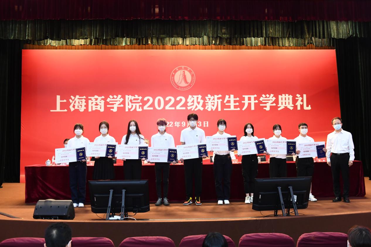 沈大明为新生奖学金获奖代表颁发奖学金并佩戴校徽 沈大明为新生奖学金获奖代表颁发奖学金并佩戴校徽