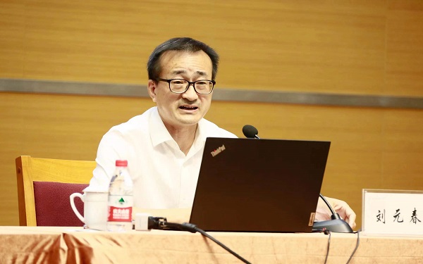 图为刘元春校长作报告 图为刘元春校长作报告