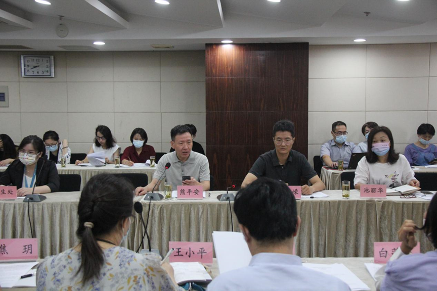 图为会议现场 图为会议现场