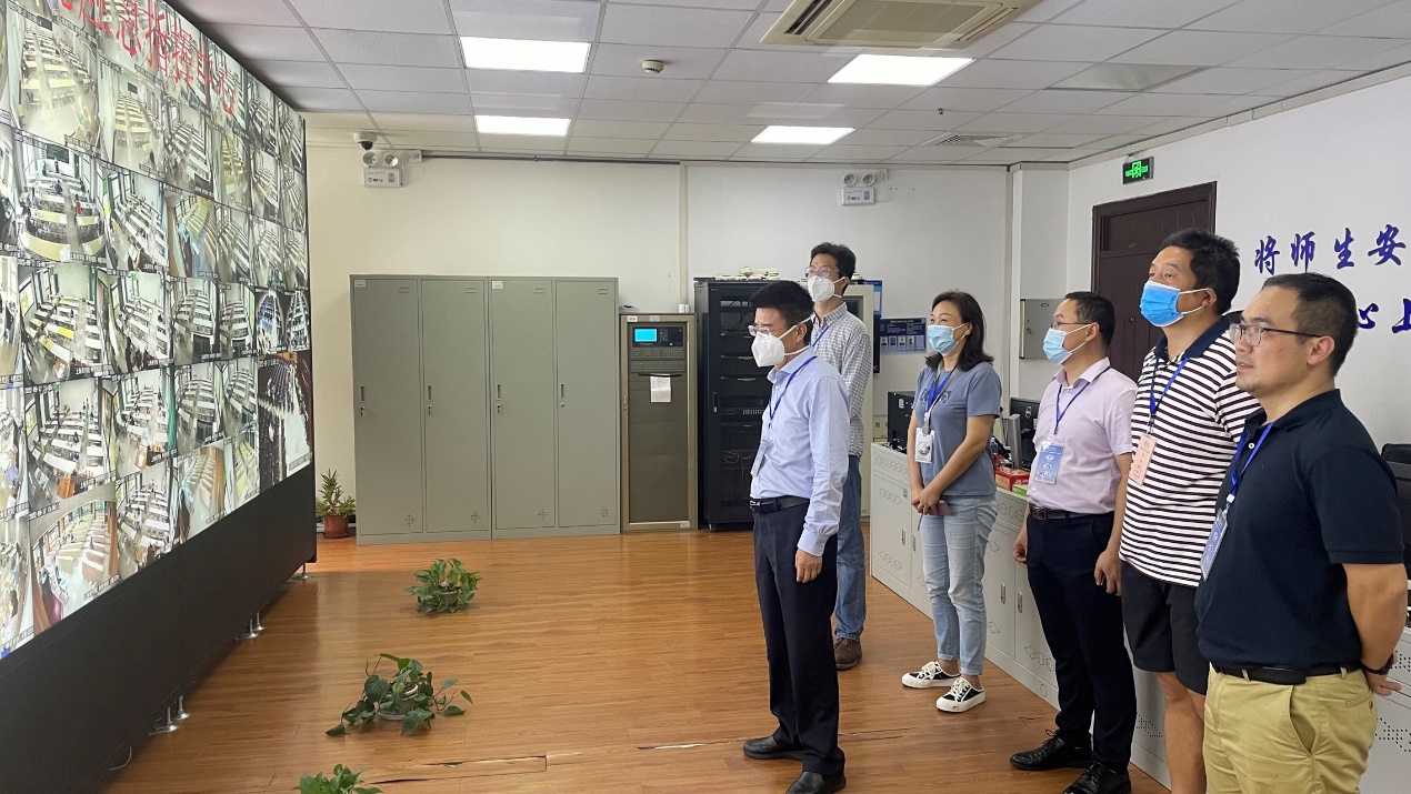 (图为副校长陈剑峰、上海市教育考试院外派巡考员黄熙辰与教务处其他工作人员一同查看考场监控情况) (图为副校长陈剑峰、上海市教育考试院外派巡考员黄熙辰与教务处其他工作人员一同查看考场监控情况)