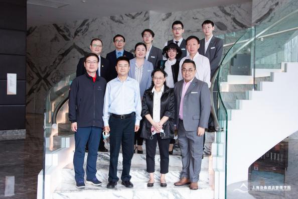学院领导与艾美酒店方合影 学院领导与艾美酒店方合影