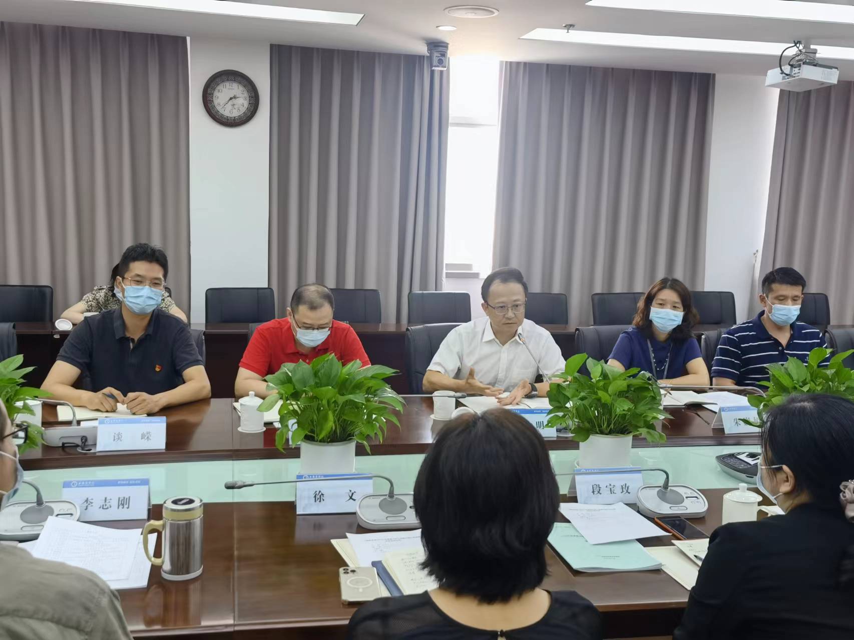 图为党委书记沈大明讲话 图为党委书记沈大明讲话