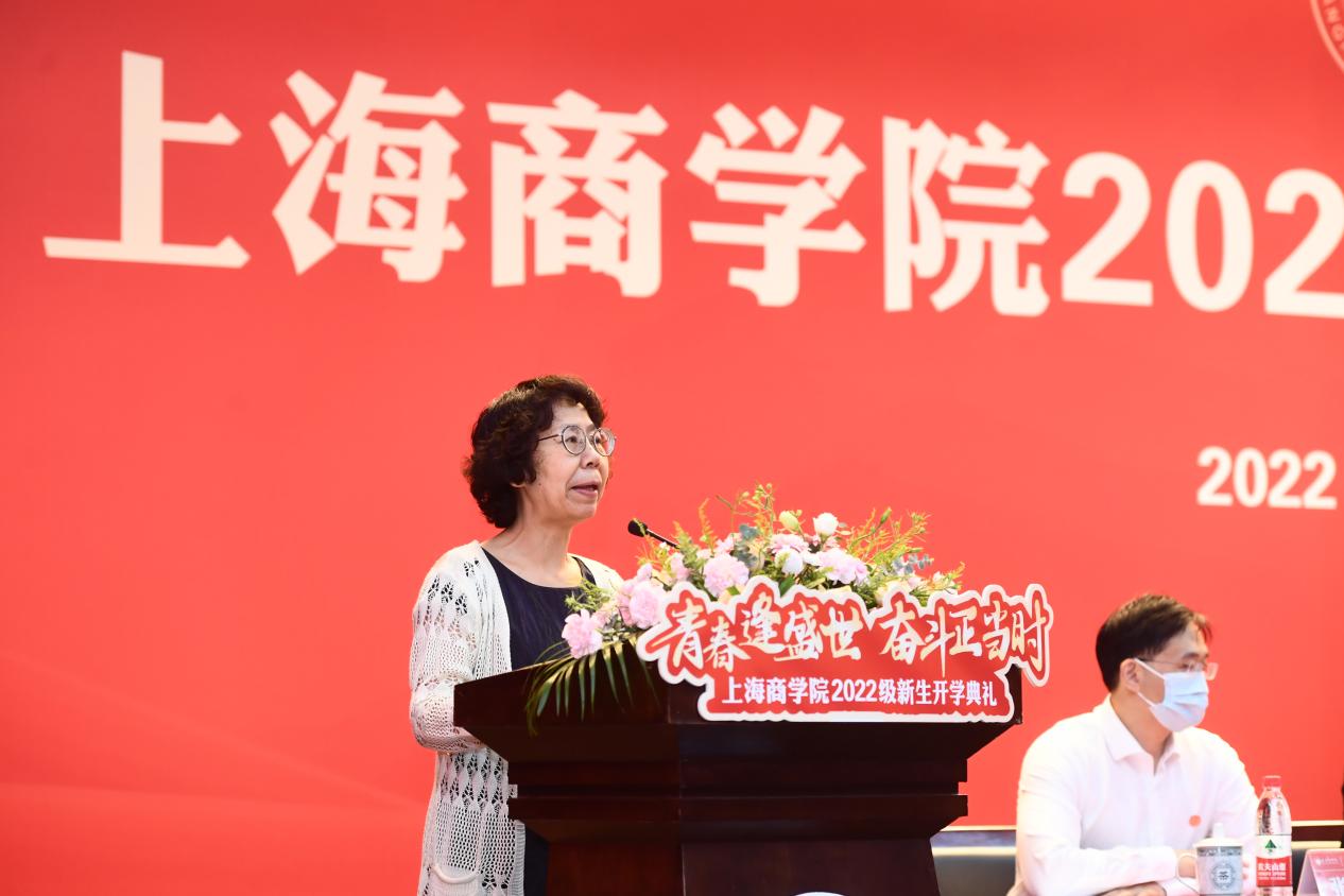 贺瑛宣读了《关于表彰2022级本科新生奖学金获奖学生的决定》 贺瑛宣读了《关于表彰2022级本科新生奖学金获奖学生的决定》