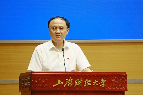 图为上海财经大学党委书记许涛讲话 图为上海财经大学党委书记许涛讲话