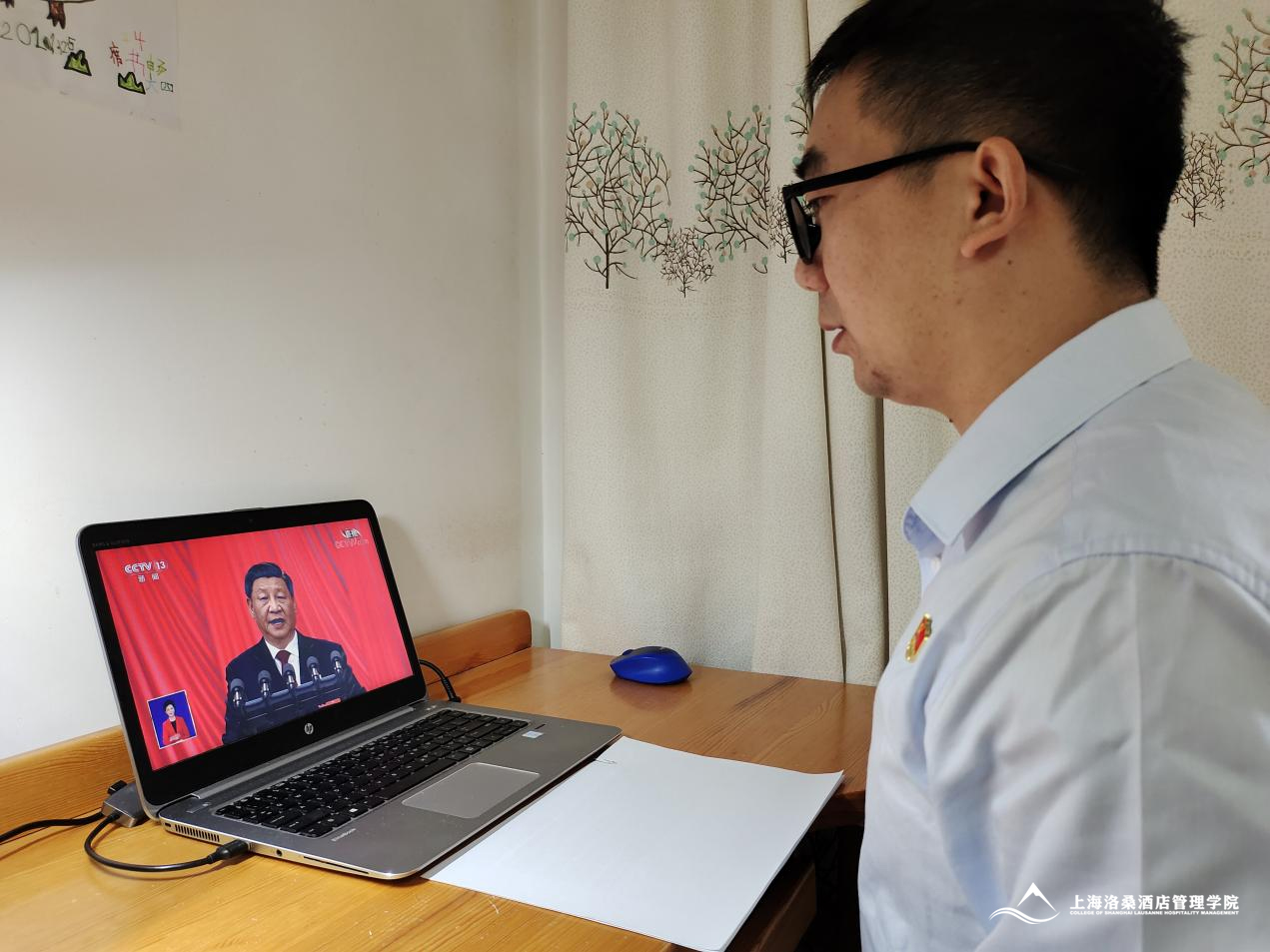 图为学院党支部书记、副院长席宇斌在线观看党的二十大直播