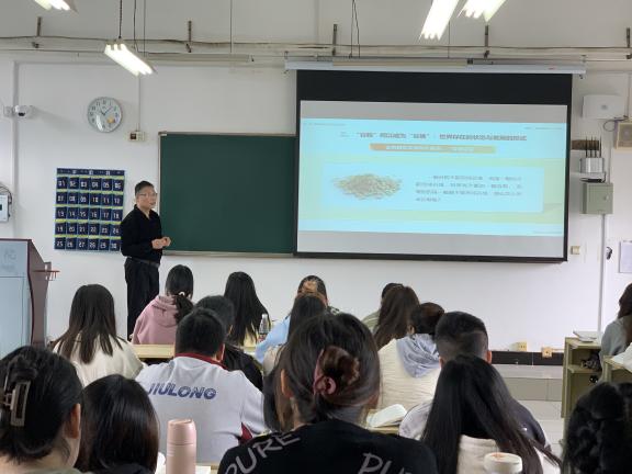 姚志鹏老师在授课中 姚志鹏老师在授课中