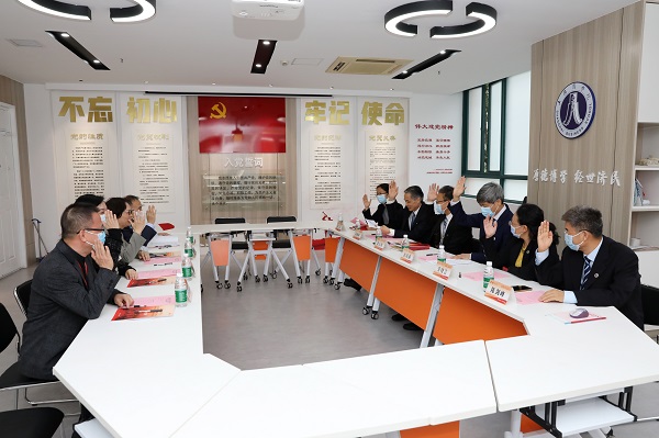 图为小组讨论审议现场 图为小组讨论审议现场