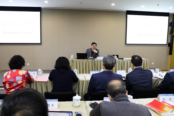 图为陈教授作报告 图为陈教授作报告