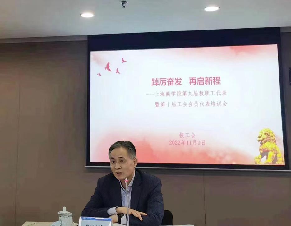 图为陈晓峰讲话 图为陈晓峰讲话
