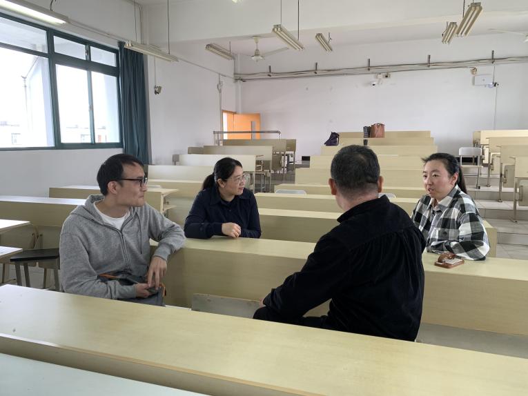 马克思主义基本原理教研室老师们现场集体研讨 马克思主义基本原理教研室老师们现场集体研讨