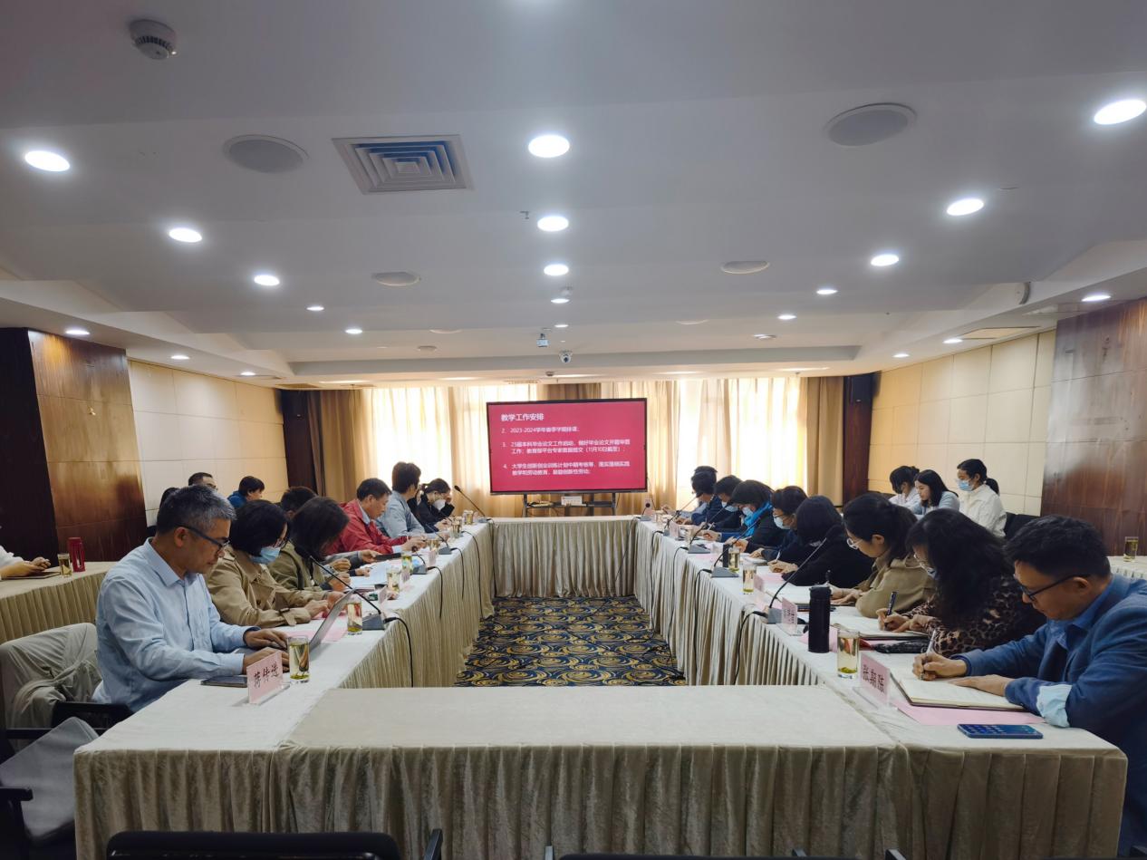 图为会议现场 图为会议现场