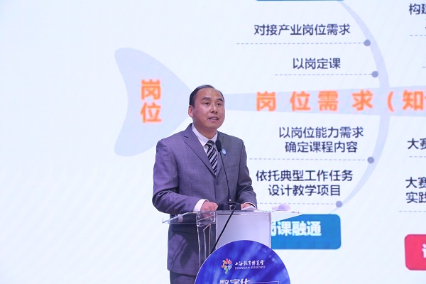 图为上海南湖职业技术学院智能汽车服务系主任朱列以《“5G+XR”向南湖汽车未来教学》为题作主旨报告 图为上海南湖职业技术学院智能汽车服务系主任朱列以《“5G+XR”向南湖汽车未来教学》为题作主旨报告