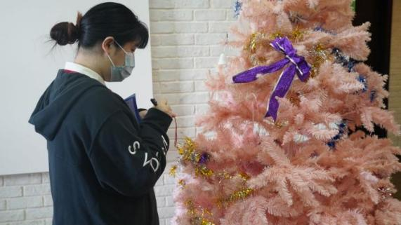 小叶子在写心愿卡片 小叶子在写心愿卡片