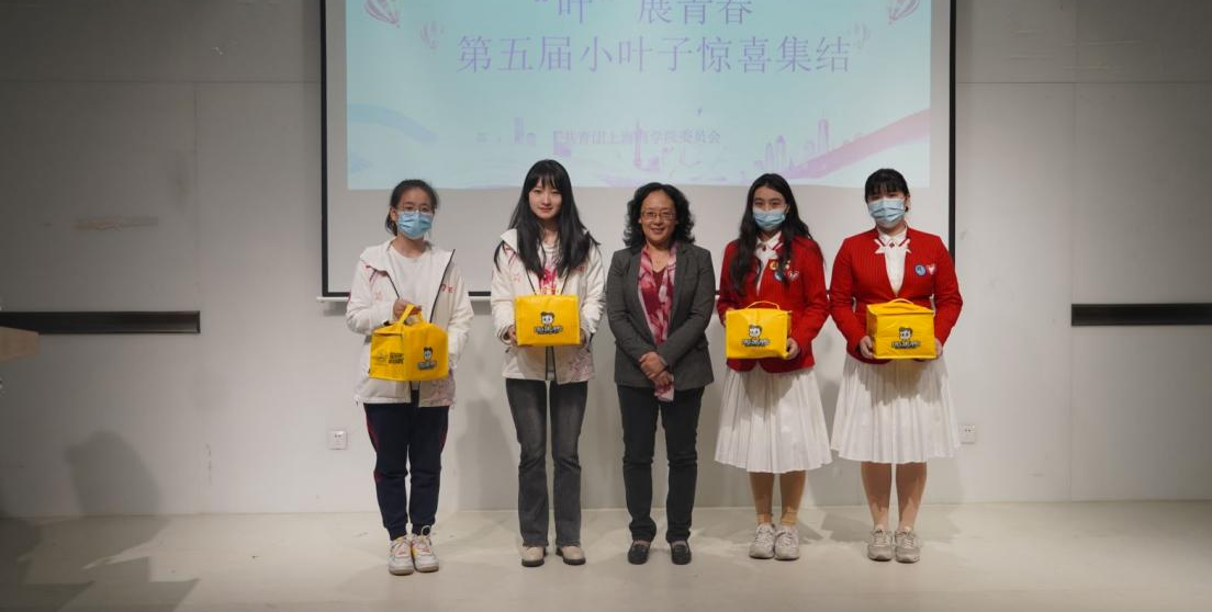 劳书记给小叶子们发放慰问品 劳书记给小叶子们发放慰问品