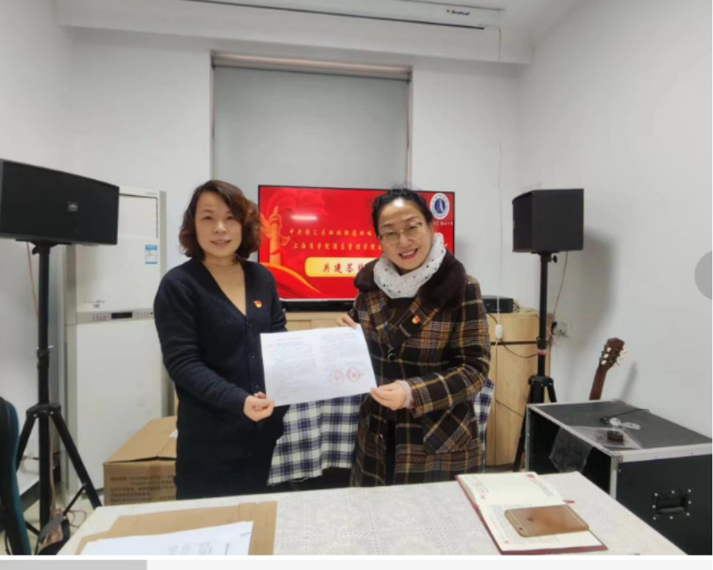 图为双方签订共建协议 图为双方签订共建协议