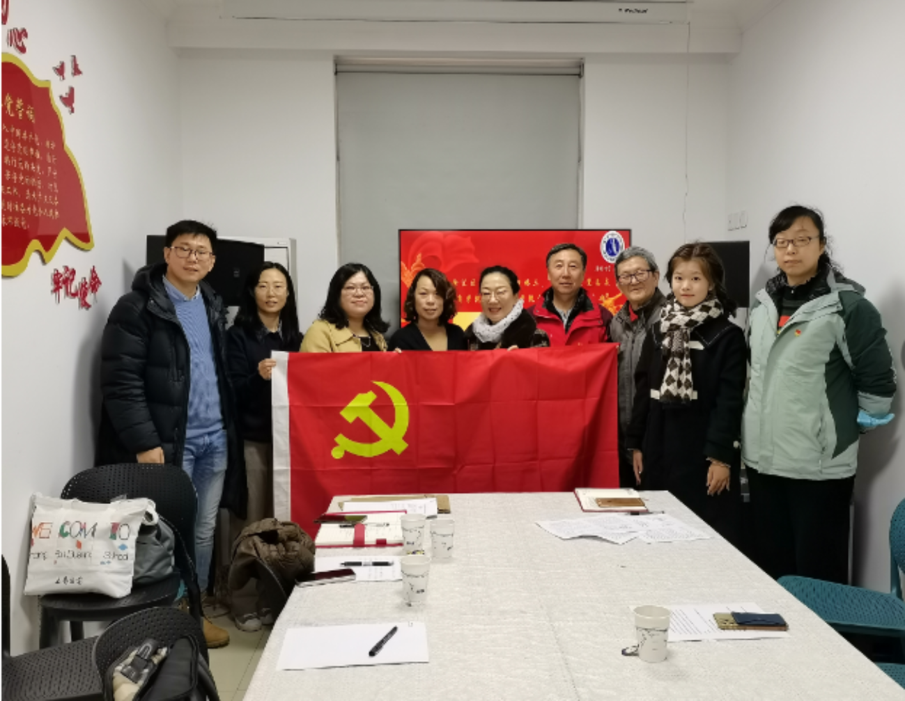 图为酒店管理学院教职工第一党支部走访田林三村四村居委 图为酒店管理学院教职工第一党支部走访田林三村四村居委