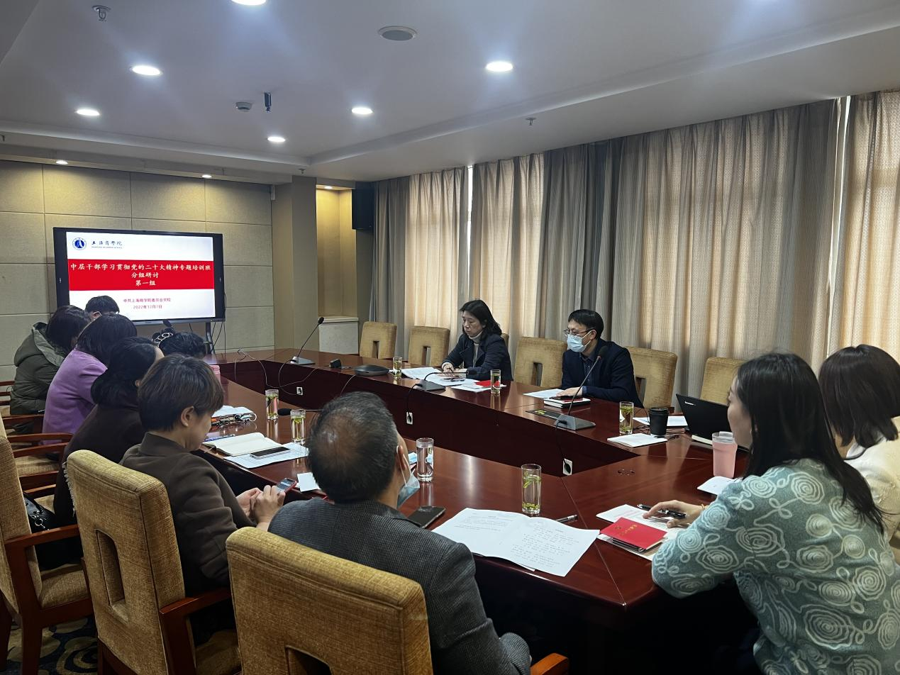 图为分组研讨现场 图为分组研讨现场