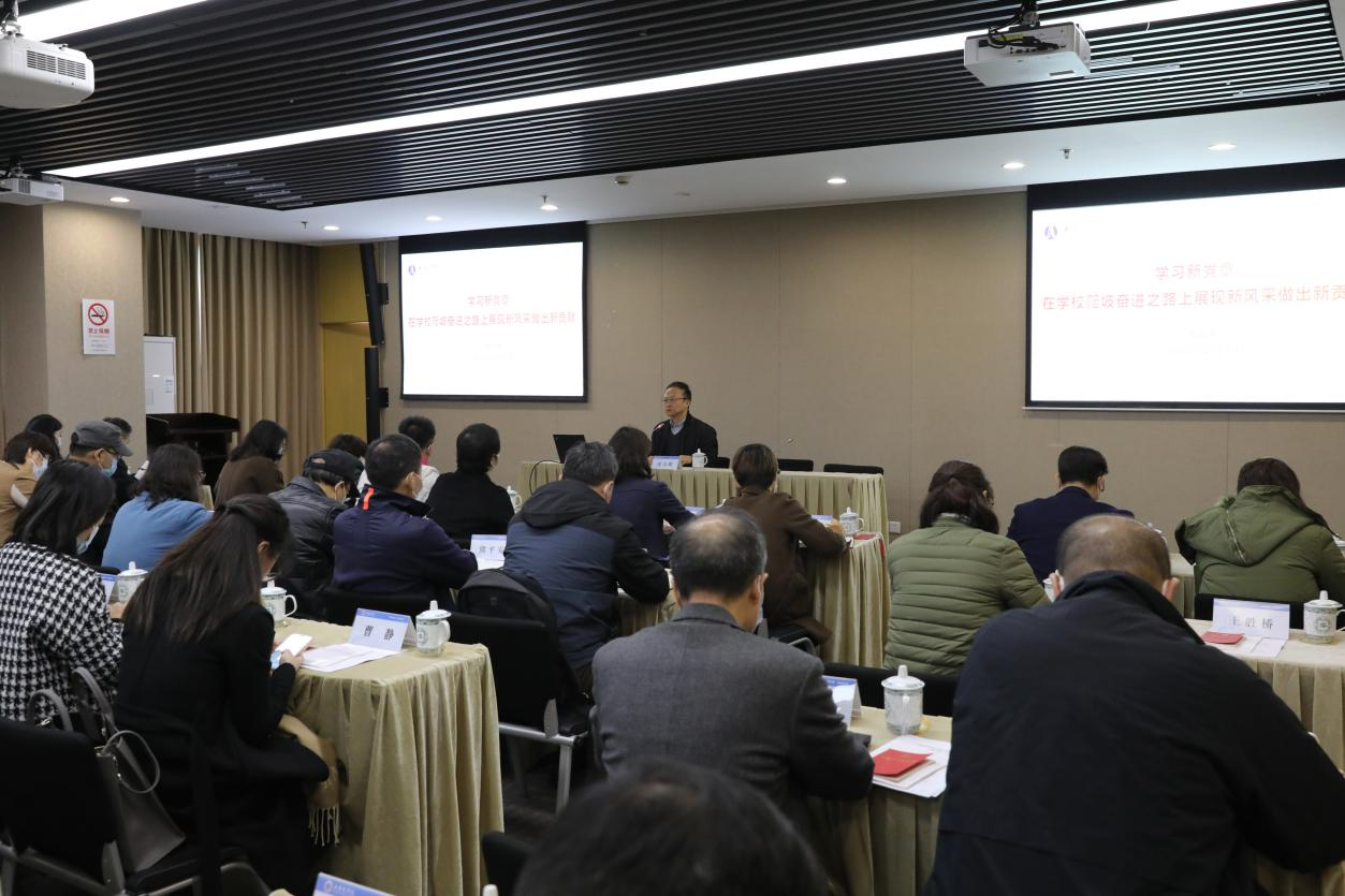 图为报告现场 图为报告现场