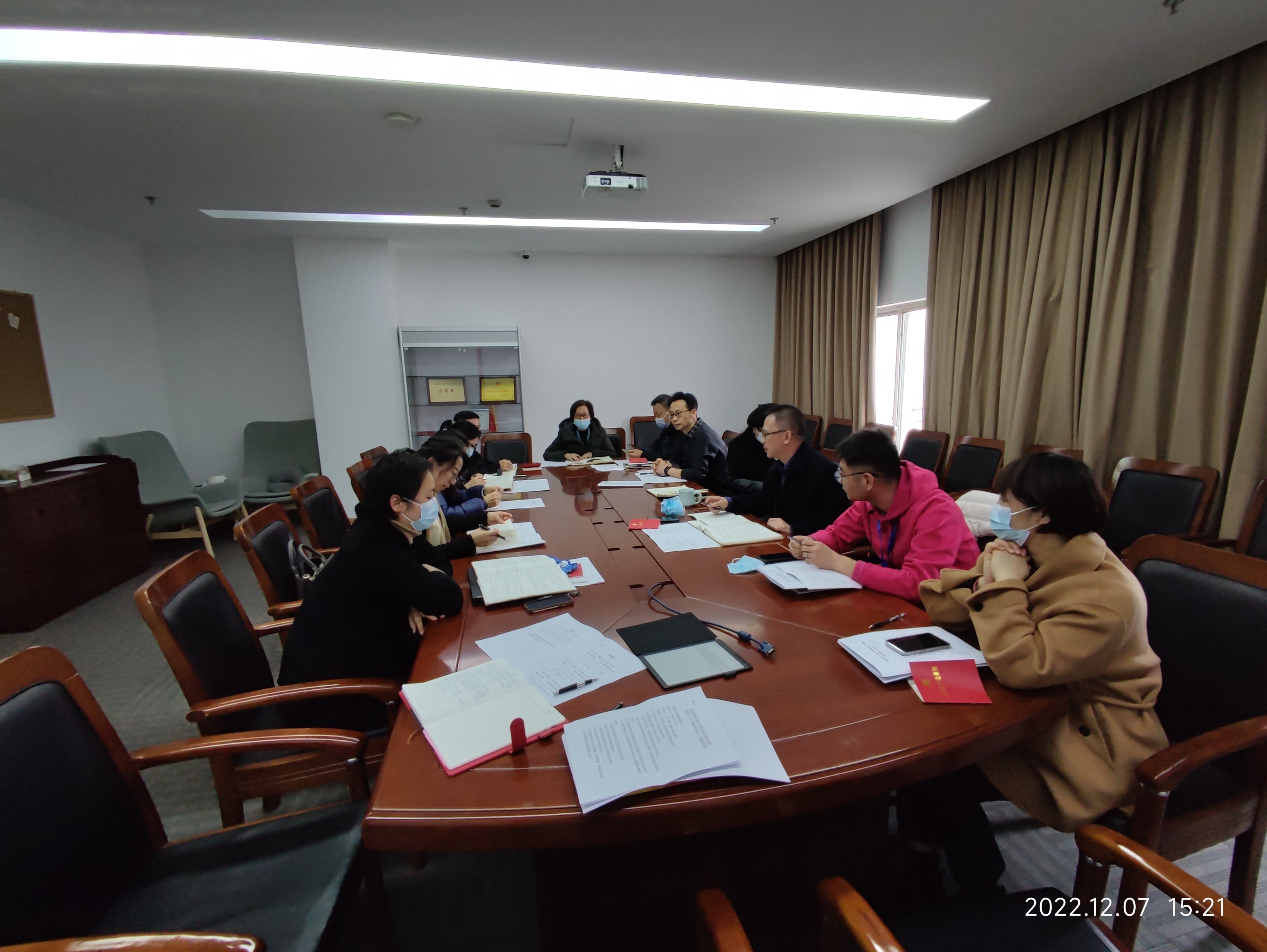 图为分组研讨现场 图为分组研讨现场