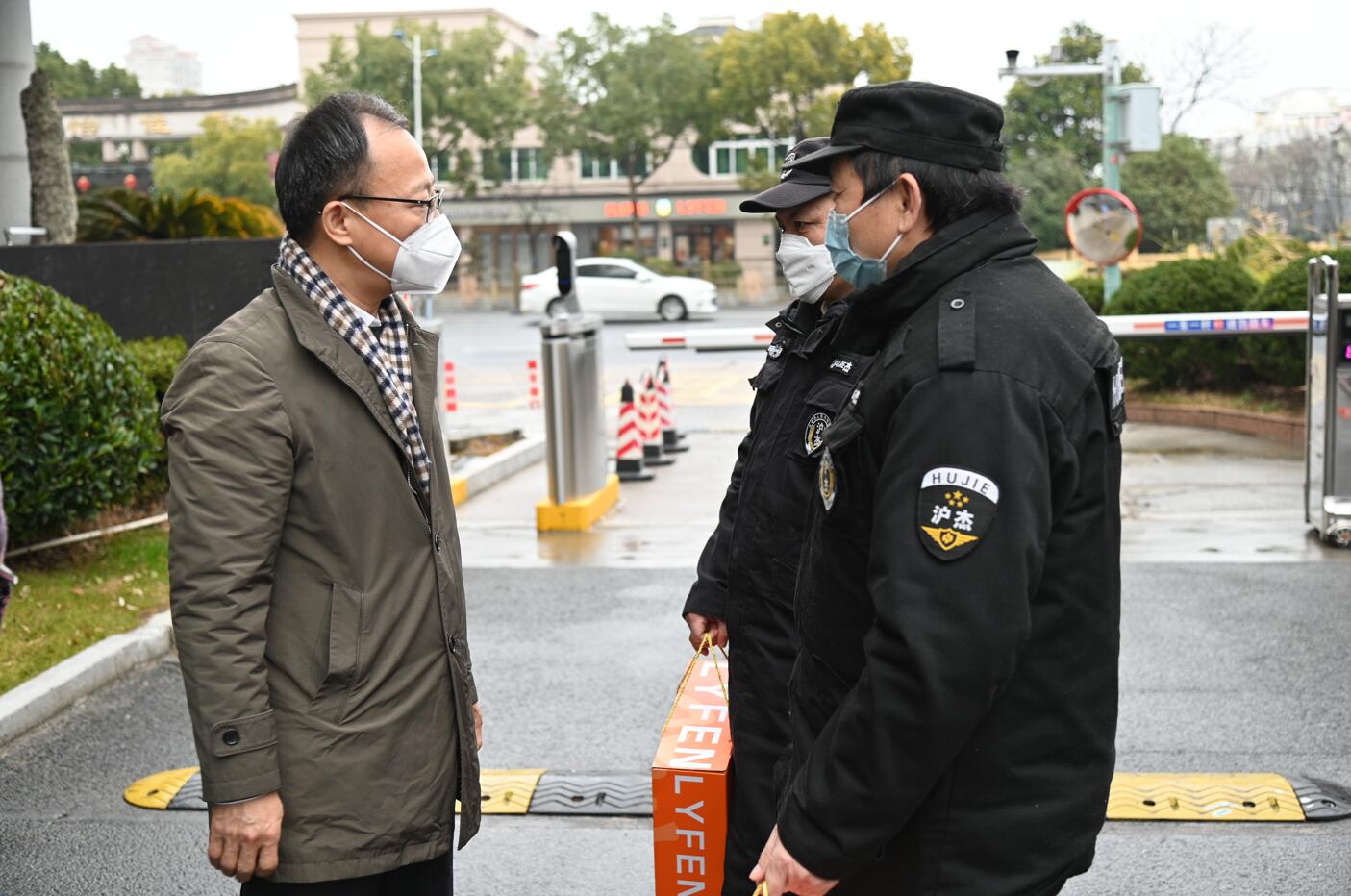 校领导和一线的教职工交流 校领导和一线的教职工交流