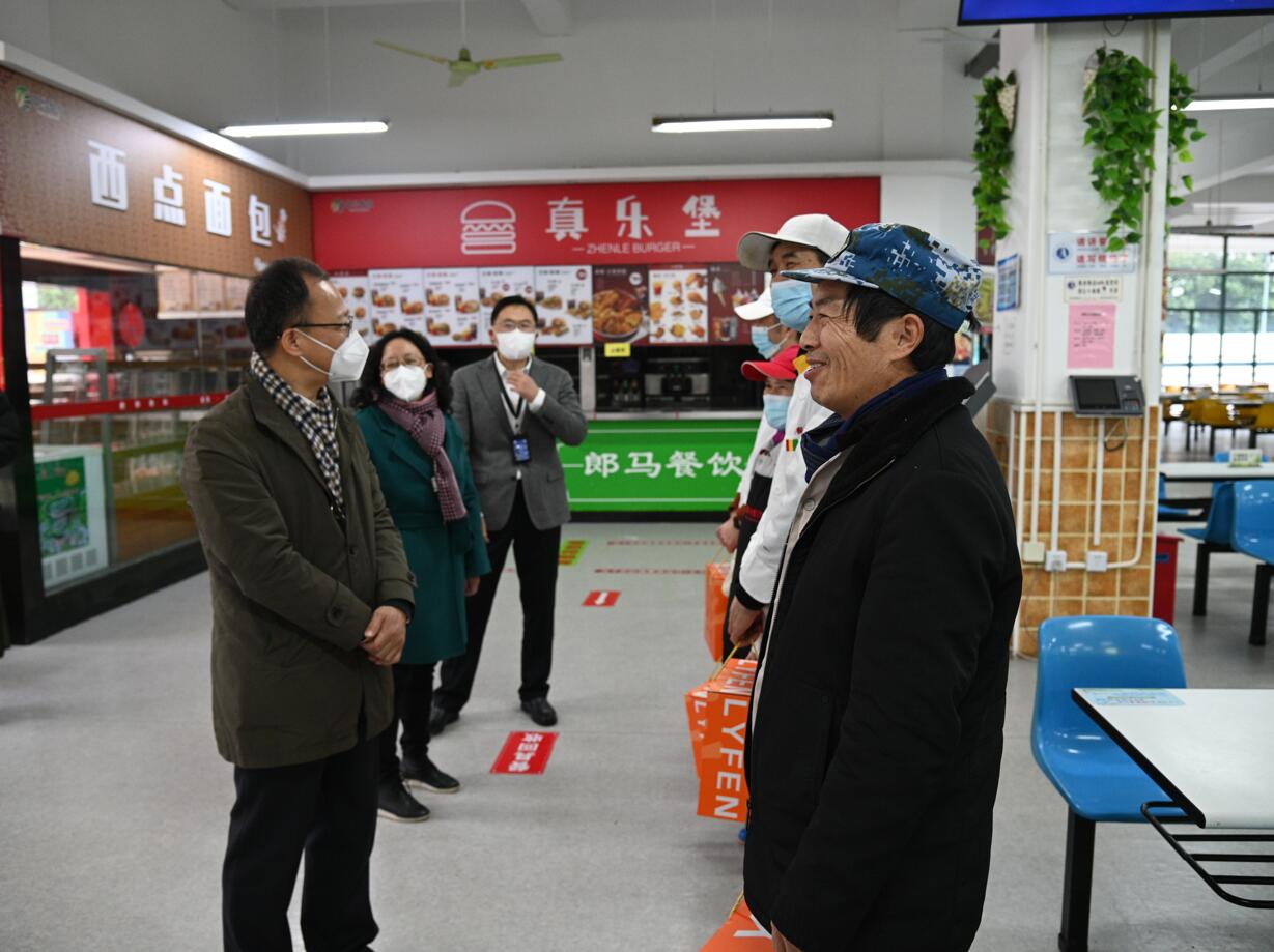 校领导和一线的教职工交流 校领导和一线的教职工交流