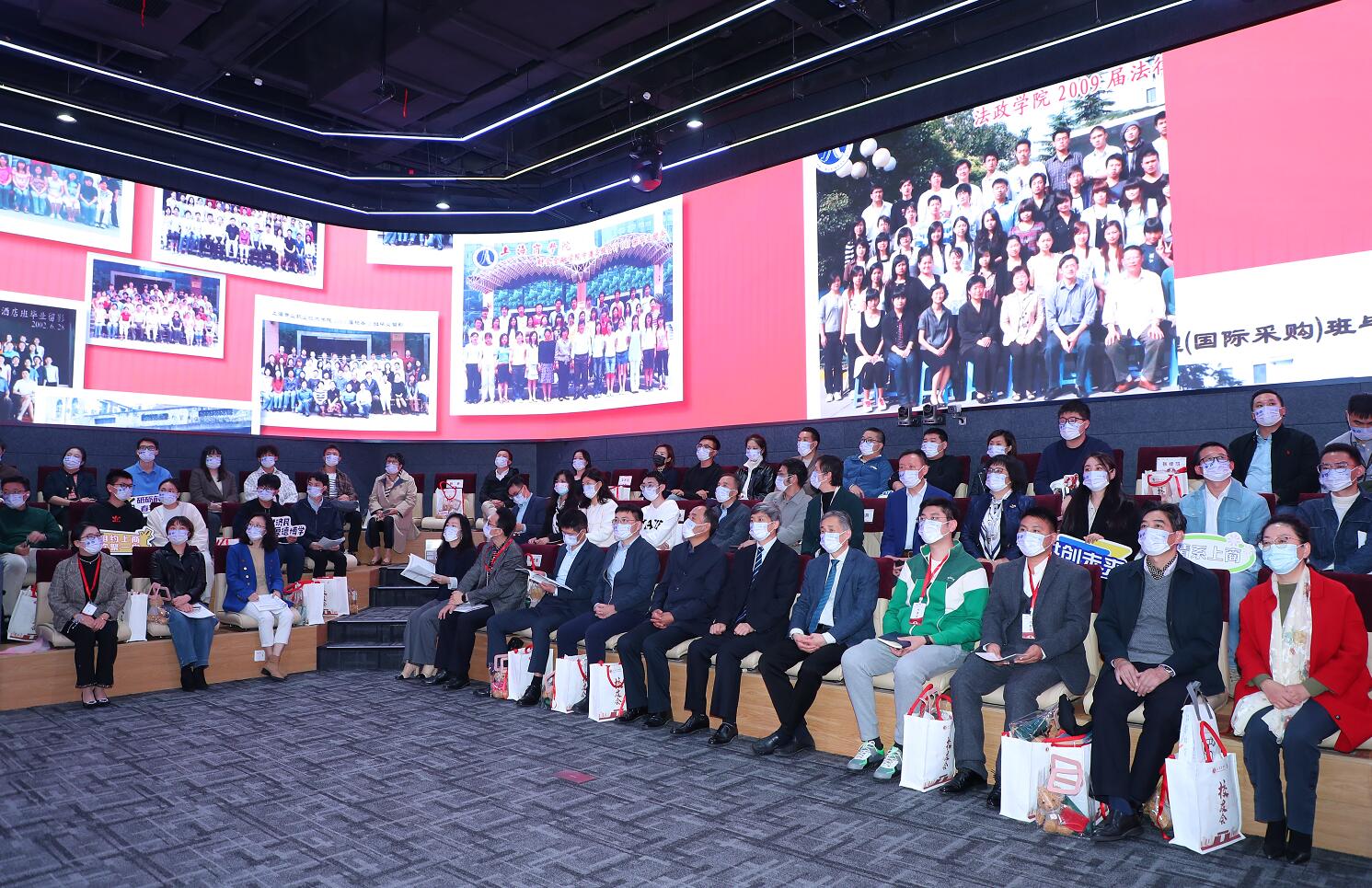 图为同叙校友情,汇聚校友力,共襄学校新发展 ——我校召开校友会第一届第一次会员大会现场 图为同叙校友情,汇聚校友力,共襄学校新发展 ——我校召开校友会第一届第一次会员大会现场