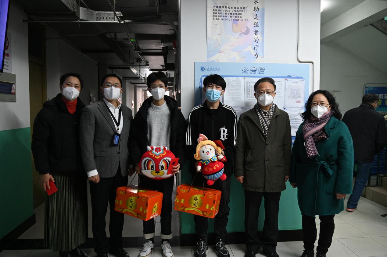 校领导慰问在校学生 校领导慰问在校学生