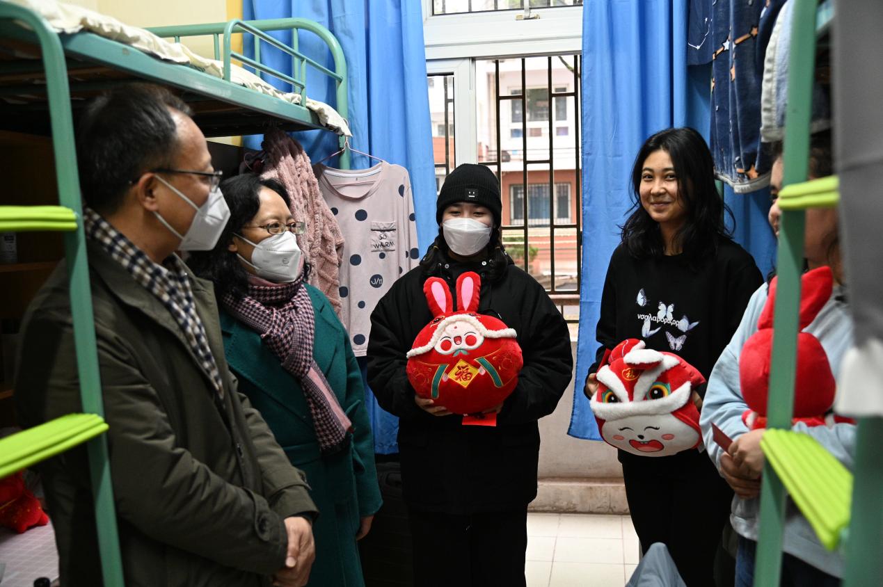 校领导慰问在校学生 校领导慰问在校学生