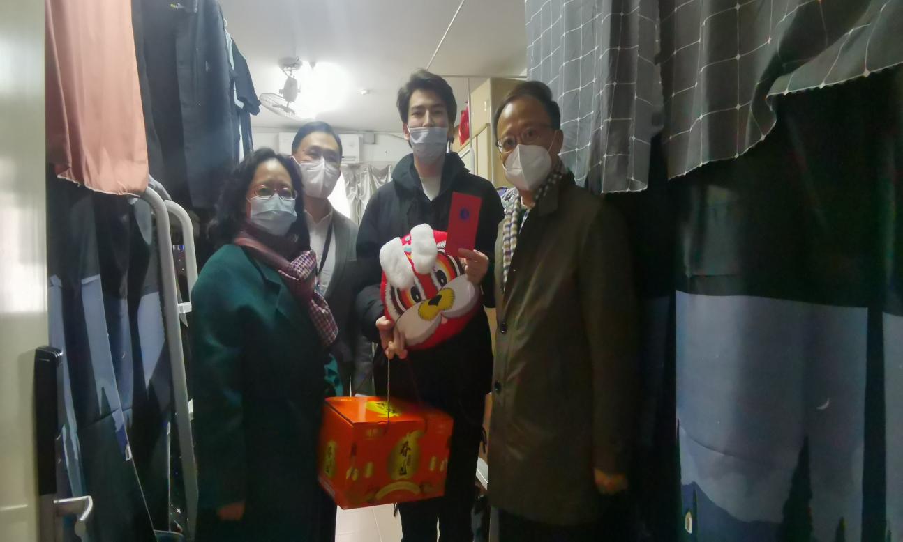 校领导慰问在校学生 校领导慰问在校学生