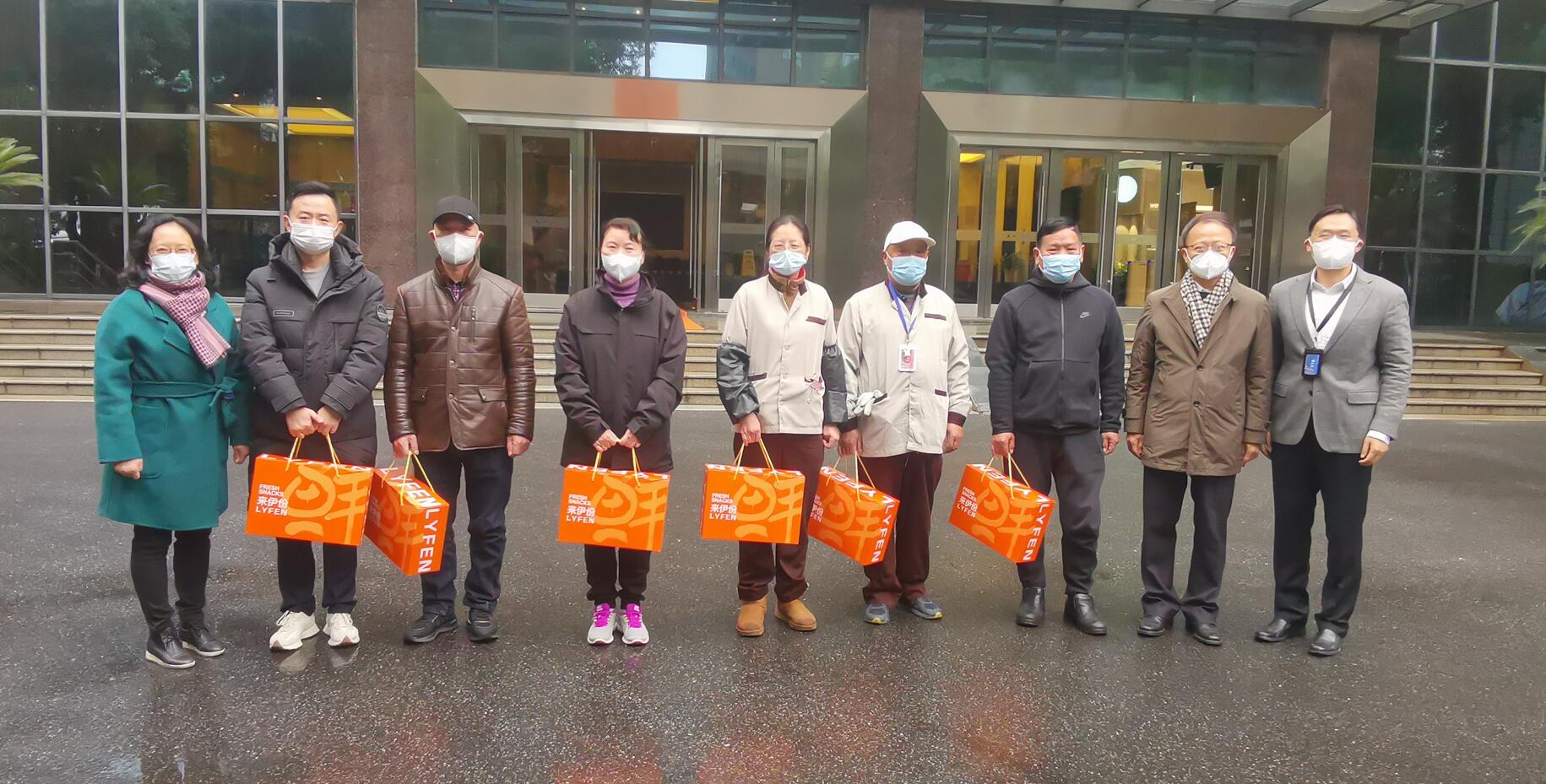 校领导慰问后勤保障服务工作人员 校领导慰问后勤保障服务工作人员