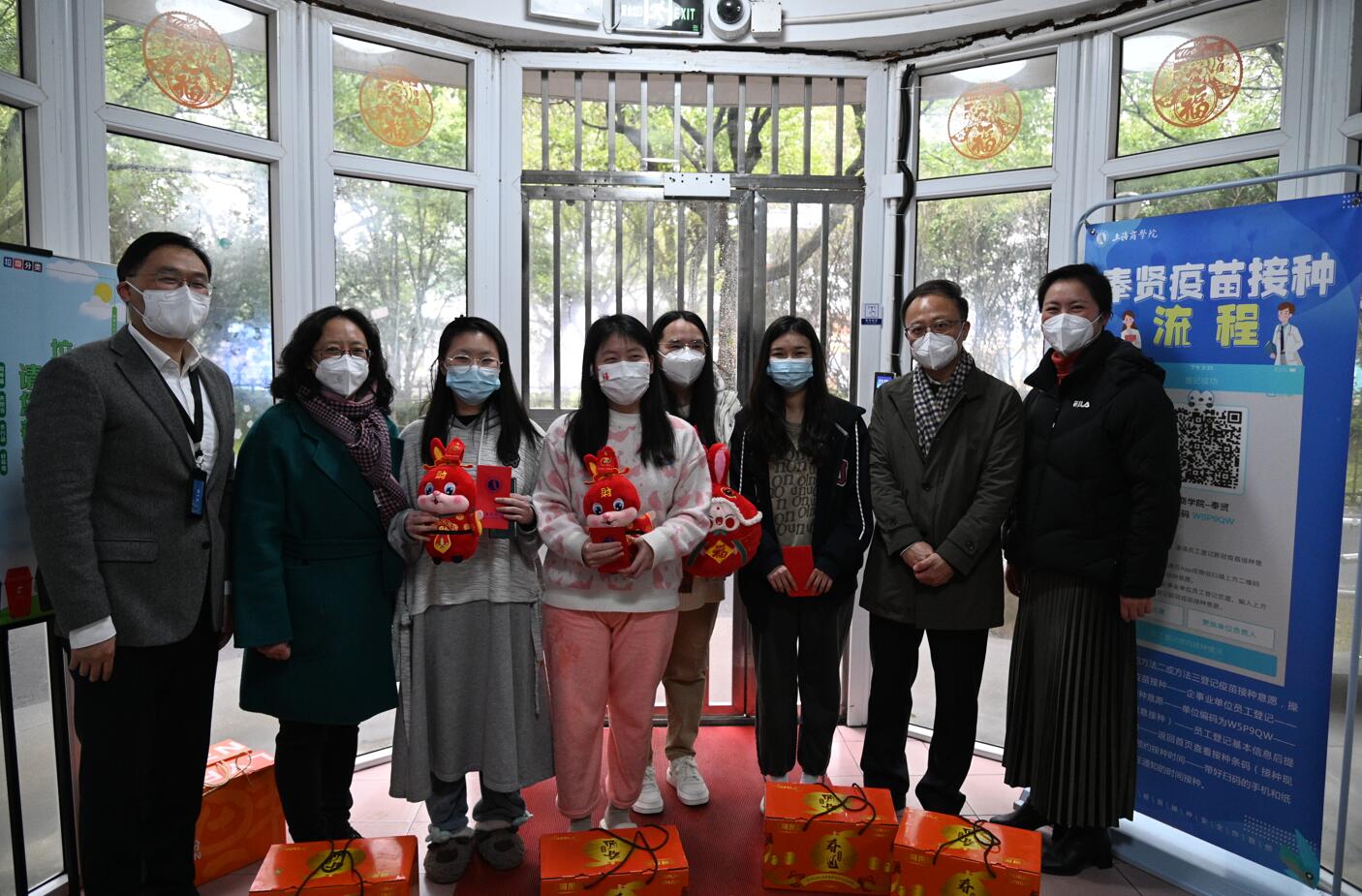 校领导与在校学生合影 校领导与在校学生合影
