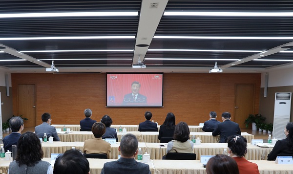 图为学校党政领导班子成员、全体党委委员在徐汇校区1401会议室收看了二十大开幕会 图为学校党政领导班子成员、全体党委委员在徐汇校区1401会议室收看了二十大开幕会