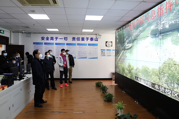 图为市教卫工作党委检查组检查新学期开学工作 图为市教卫工作党委检查组检查新学期开学工作