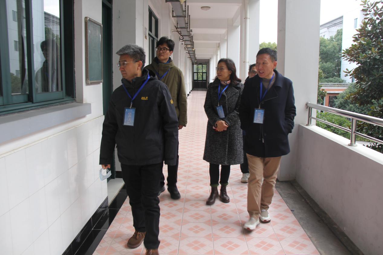 图为陈剑峰一行在教学楼检查教学工作开展情况 图为陈剑峰一行在教学楼检查教学工作开展情况