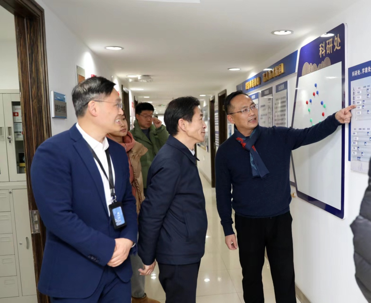 图为校长吴忠、副校长张绍华带队检查开学准备工作 图为校长吴忠、副校长张绍华带队检查开学准备工作
