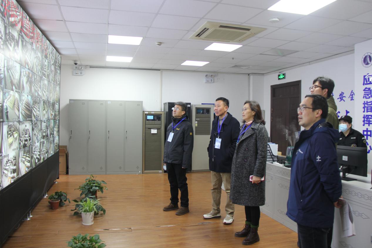 图为检查组到学校应急指挥中心检查教室情况 图为检查组到学校应急指挥中心检查教室情况