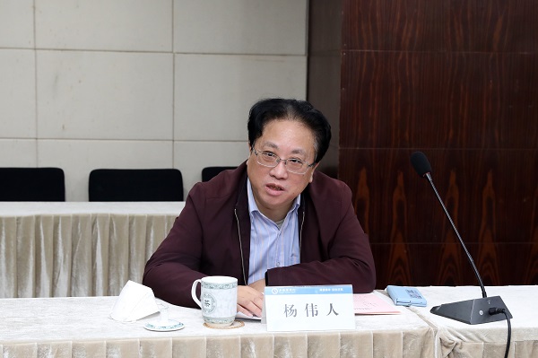 图为市教卫工作党委二级巡视员杨伟人发言 图为市教卫工作党委二级巡视员杨伟人发言