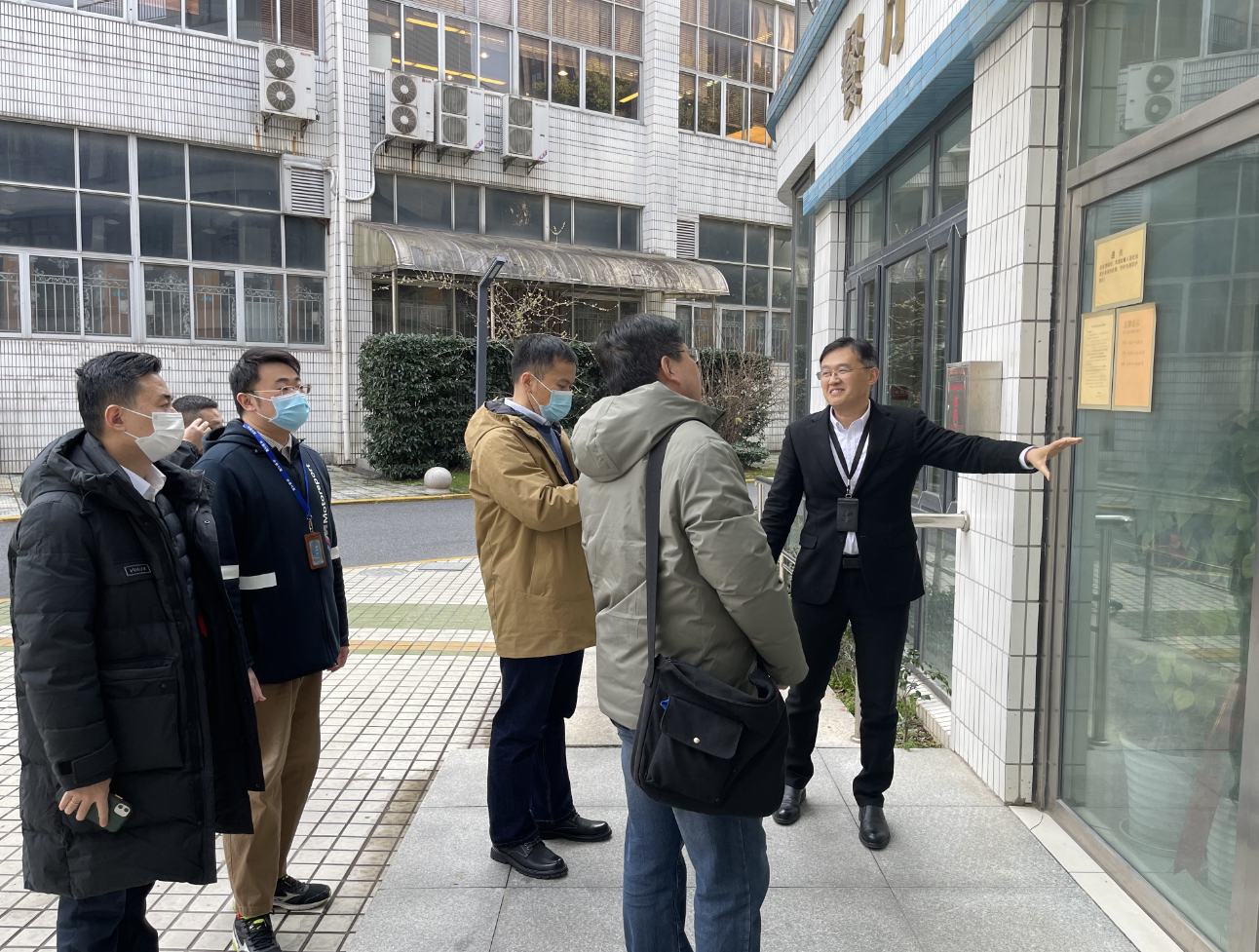 图为副校长张绍华带队检查徐汇校区开学准备工作 图为副校长张绍华带队检查徐汇校区开学准备工作