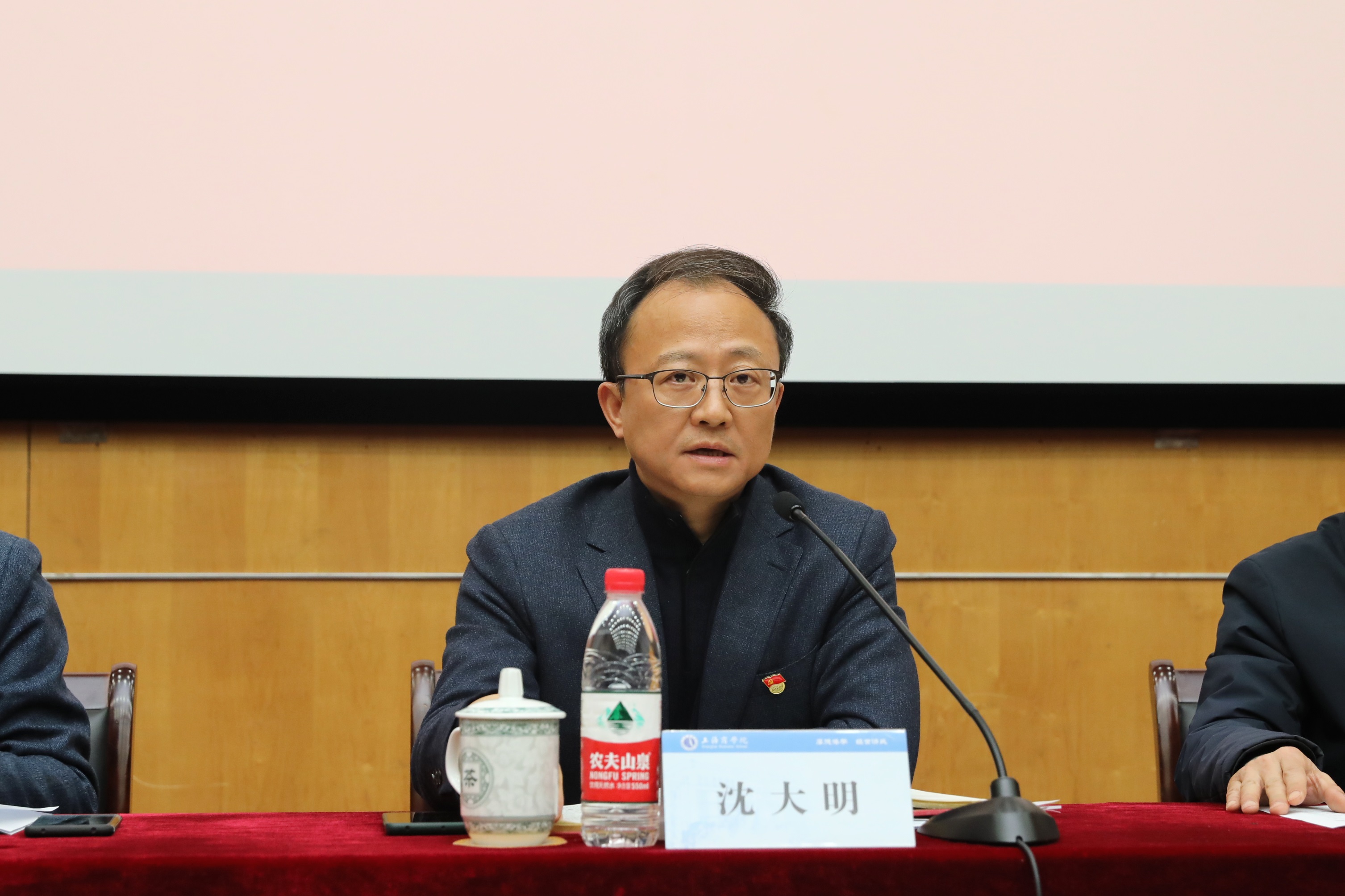 图为校党委书记沈大明代表校党委常委会作主题为《立足新时代 落实新蓝图 展现新作为 在高水平应用型商科大学建设的征程中继续前行》的工作报告 图为校党委书记沈大明代表校党委常委会作主题为《立足新时代 落实新蓝图 展现新作为 在高水平应用型商科大学建设的征程中继续前行》的工作报告