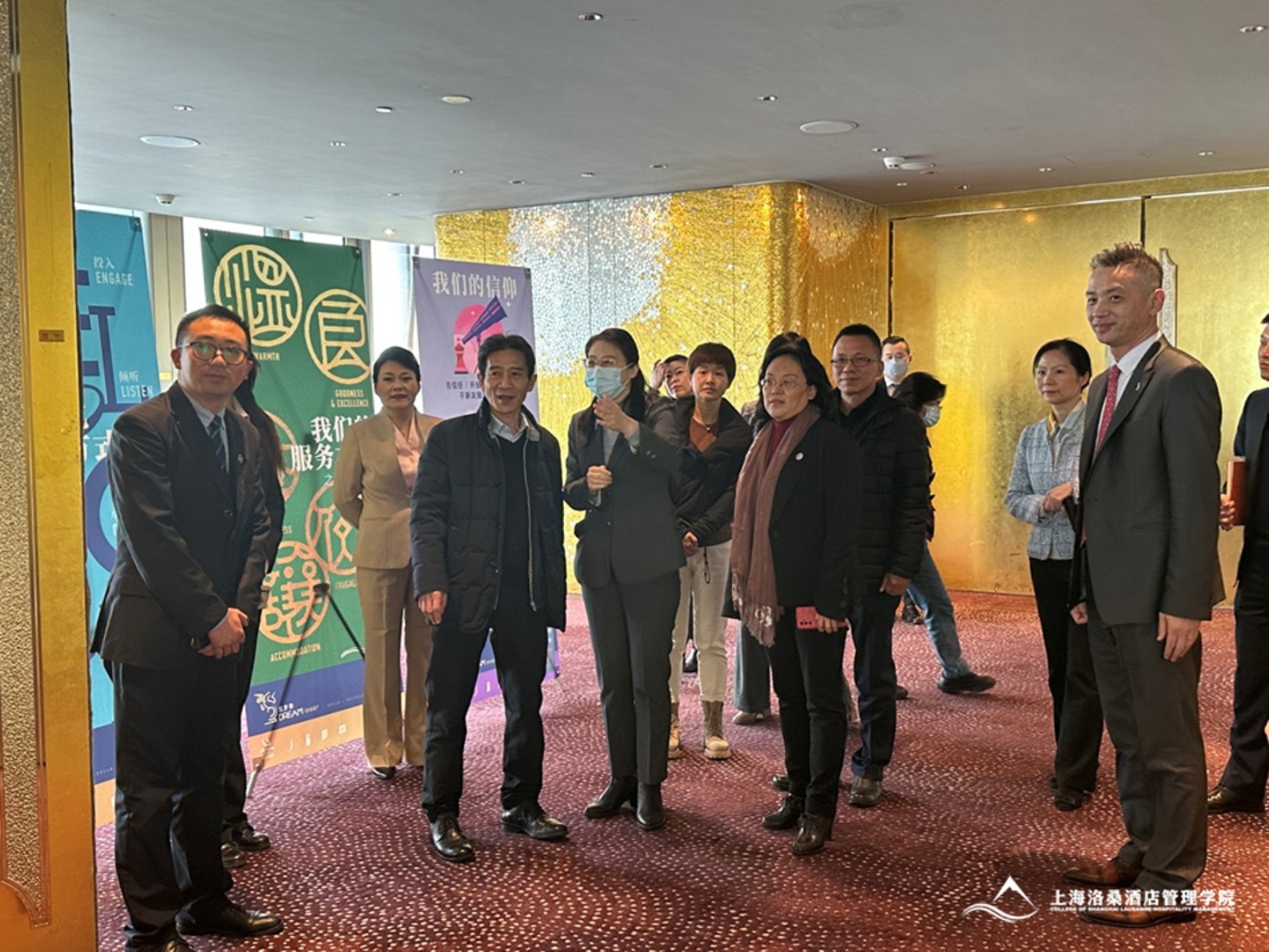 图为校领导观摩酒店实训课程 图为校领导观摩酒店实训课程