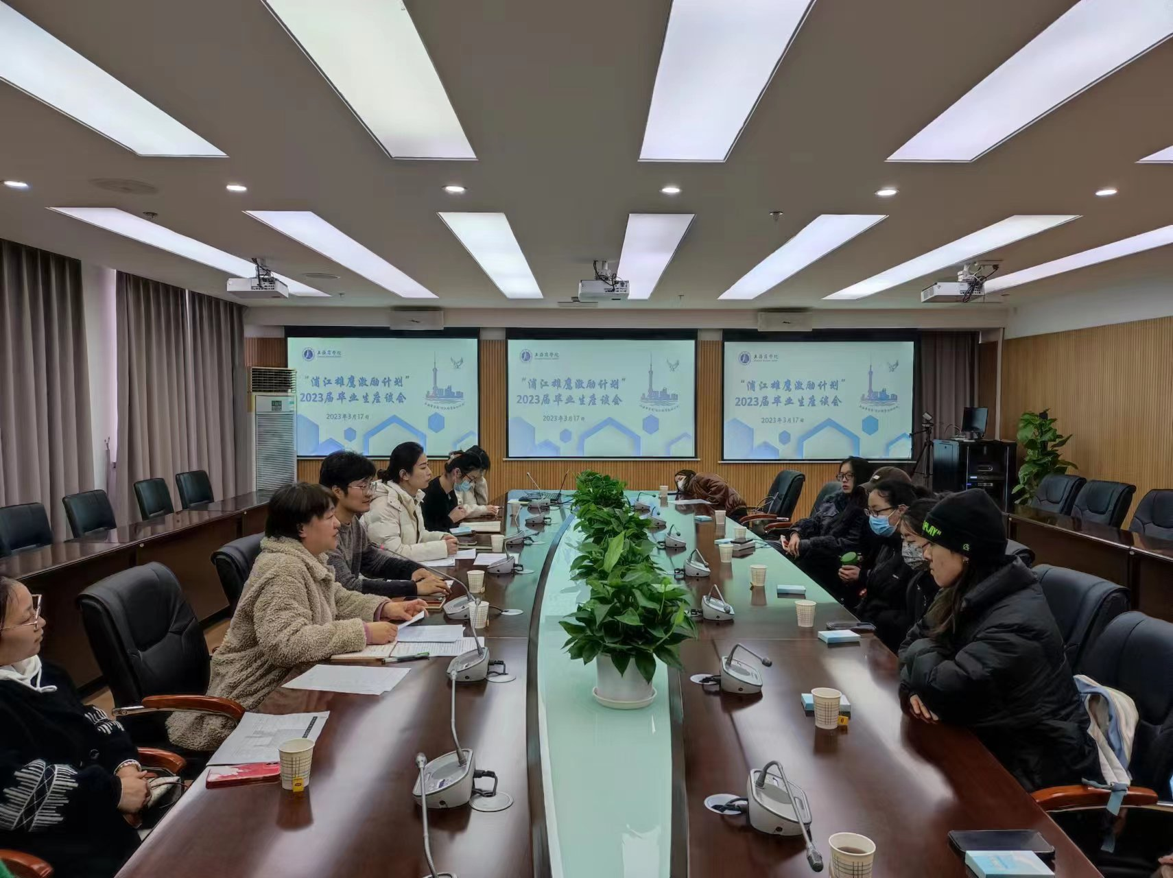 图为座谈会议现场 图为座谈会议现场