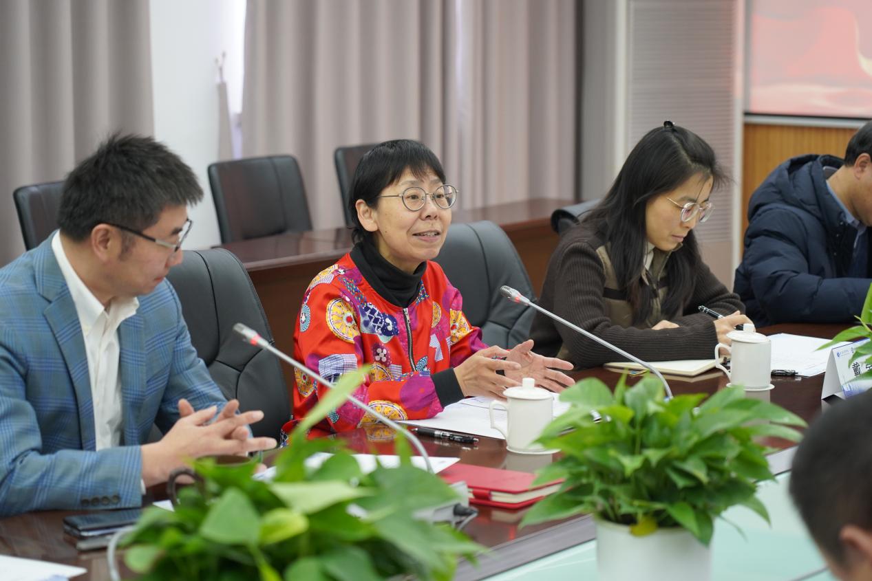 图为贺瑛发言 图为贺瑛发言