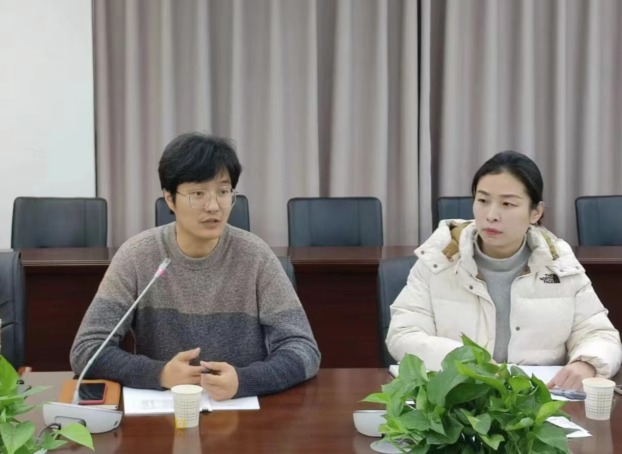 图为教务处副处长谈嵘(左一)在会上讲话 图为教务处副处长谈嵘(左一)在会上讲话