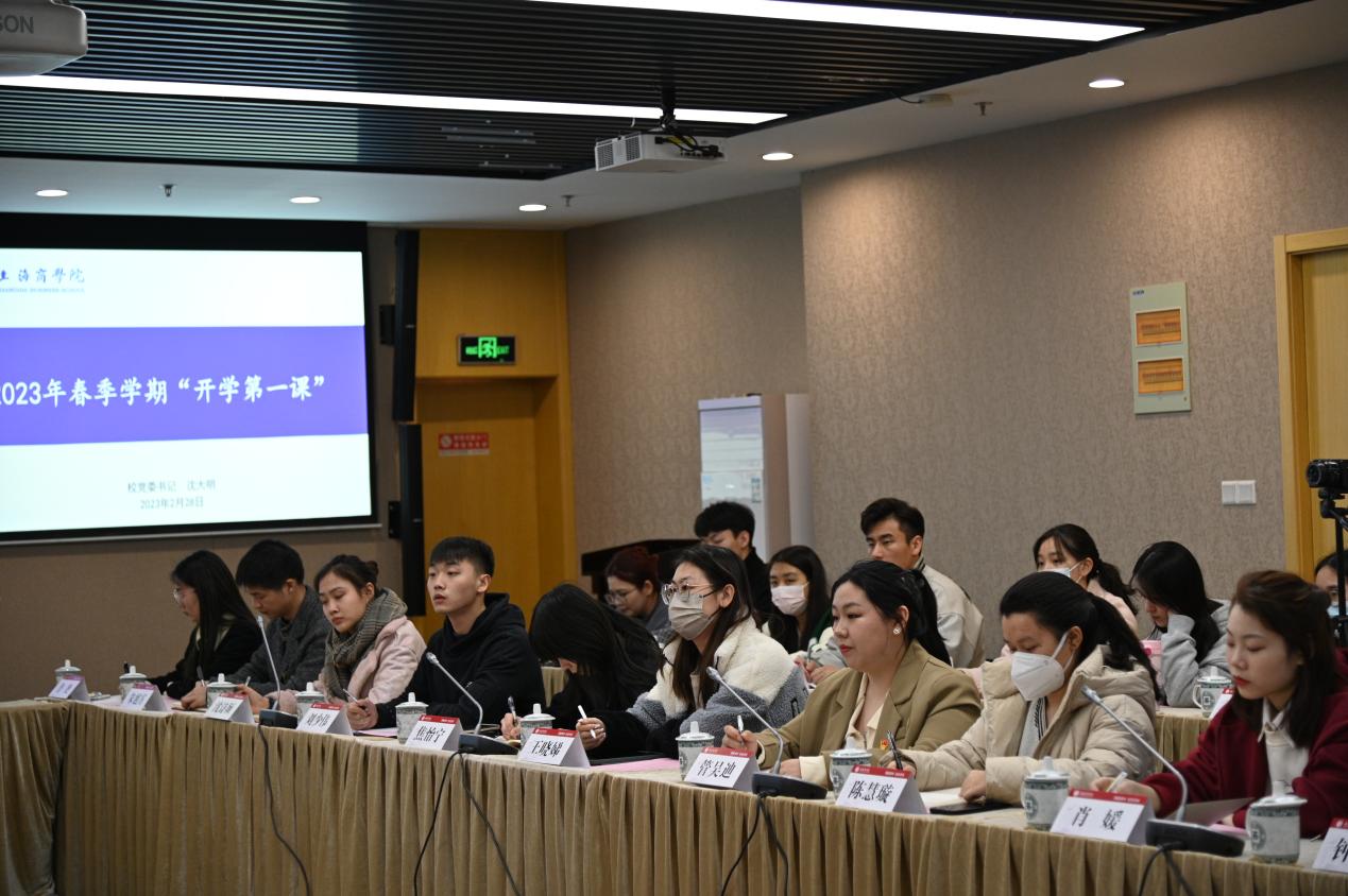 学生认真做笔记 学生认真做笔记