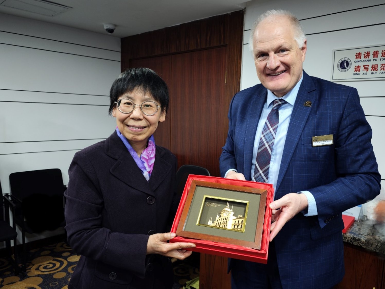 上海商学院副校长贺瑛与瑞士酒店管理大学校长Dr. Dominic Szambowski合影 上海商学院副校长贺瑛与瑞士酒店管理大学校长Dr. Dominic Szambowski合影